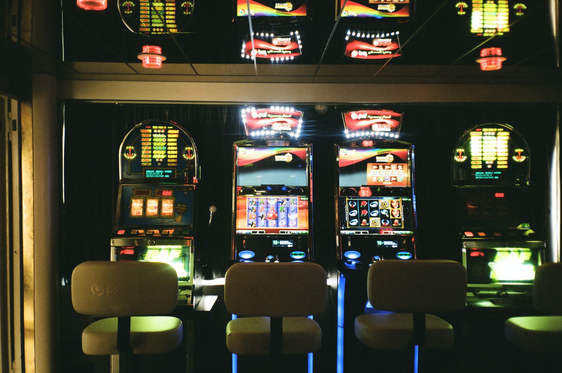 Descubre los secretos detrás de las máquinas tragaperras en los casinos