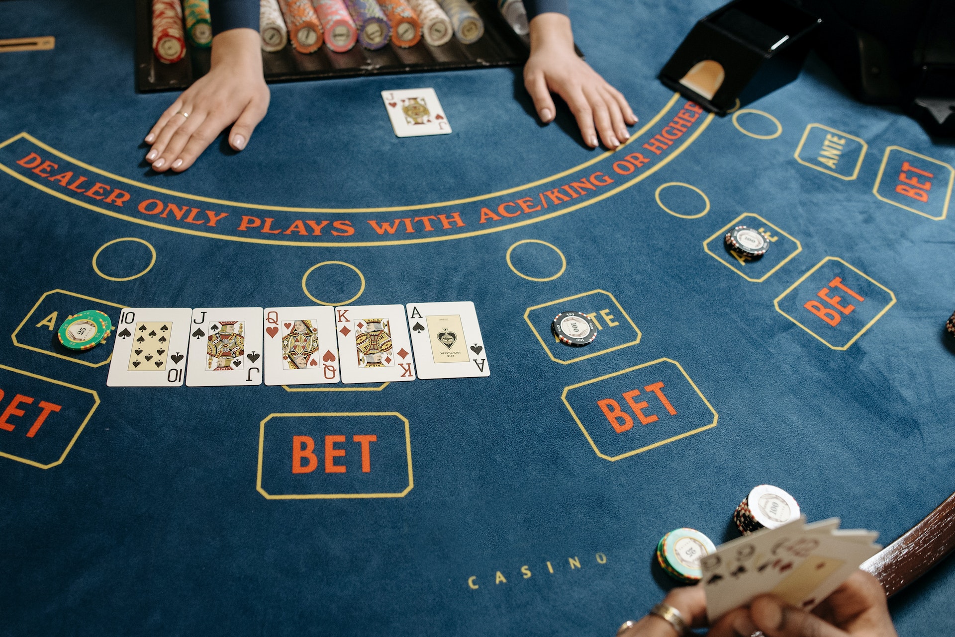 ¡Descubre cómo ganar en grande en el juego del baccarat en los casinos!